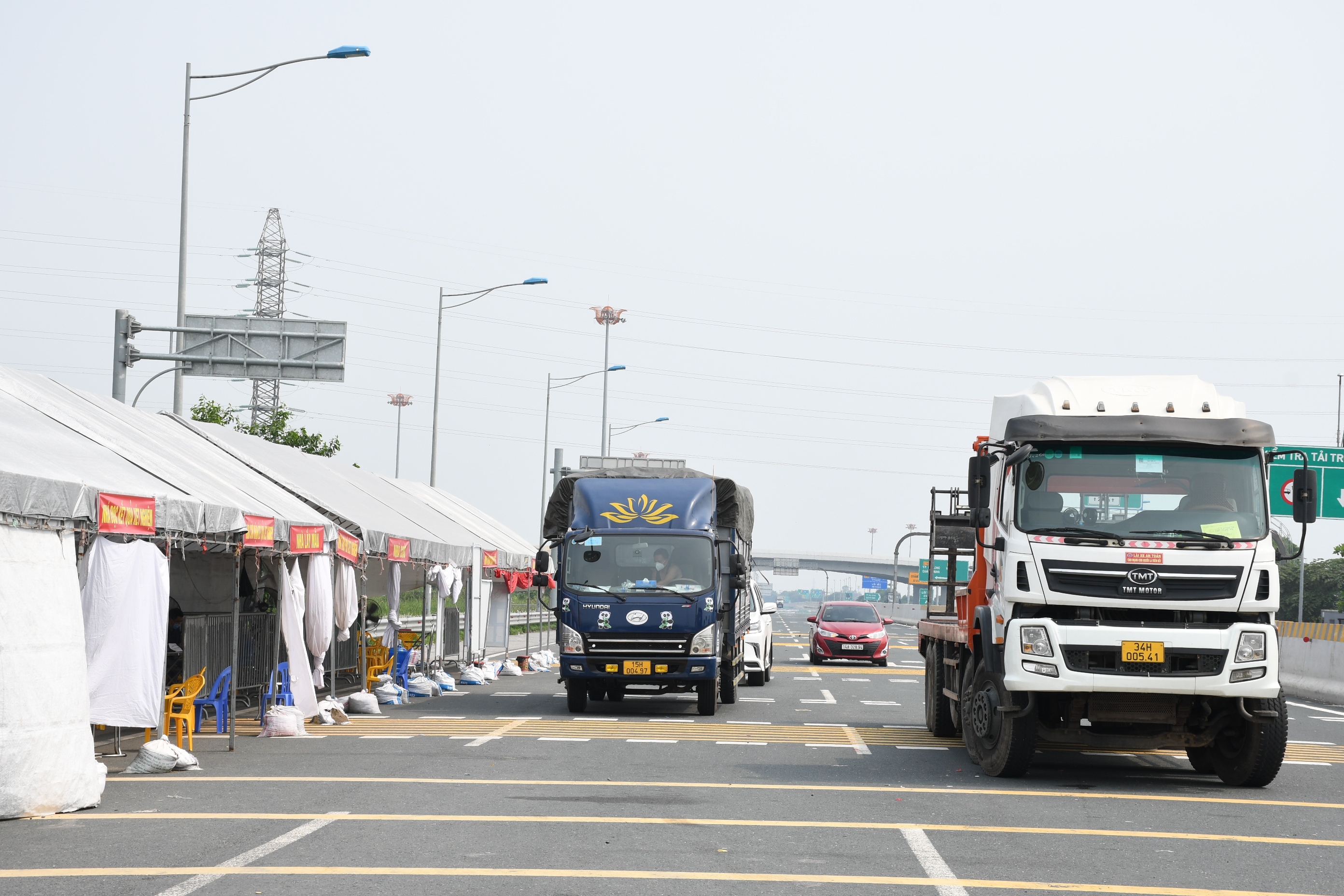 Tổng cục Đường bộ Việt Nam yêu cầu xử lý nghiêm xe ôtô đi sai làn thu phí không dừng